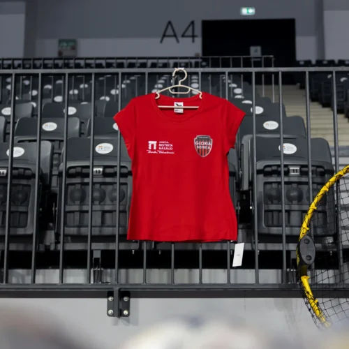 Tricou de antrenament Gloria Bistrița, croială de femei, bumbac, roșu — fața, cu stema clubului și sigla județului.