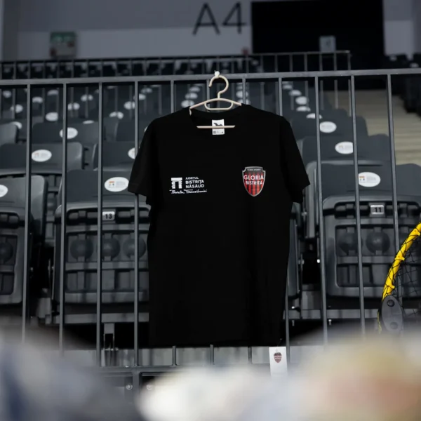 Tricou de antrenament Gloria Bistrița, croială de bărbați, bumbac, negru — fața, cu stema clubului și sigla județului.