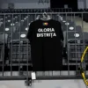 Tricou de antrenament Gloria Bistrița, croială de bărbați, bumbac, negru — spatele, cu „GLORIA BISTRIȚA" și tricolorul.