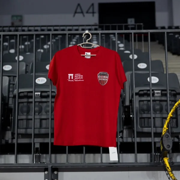 Tricou de antrenament Gloria Bistrița, croială de bărbați, bumbac, roșu — fața, cu stema clubului și sigla județului.