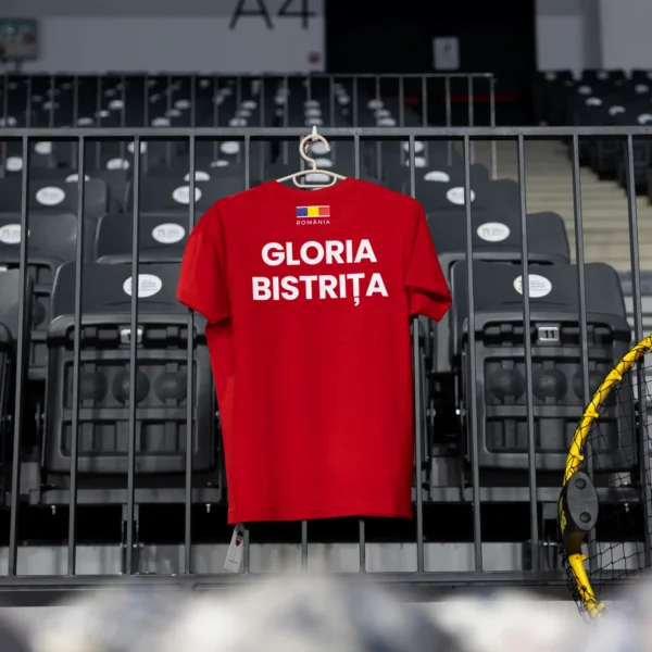 Tricou de antrenament Gloria Bistrița, croială de bărbați, bumbac, roșu — spatele, cu „GLORIA BISTRIȚA" și tricolorul.