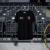 Tricou de antrenament Gloria Bistrița, croială de bărbați, sintetic, negru — fața, cu stema clubului și sigla județului.