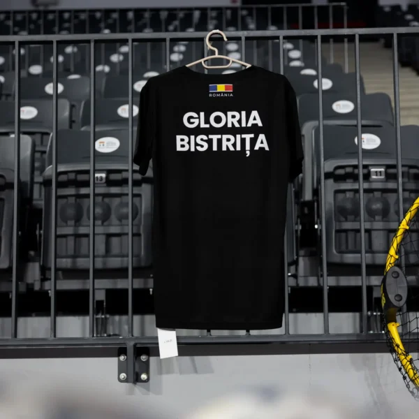 Tricou de antrenament Gloria Bistrița, croială de bărbați, sintetic, negru — spatele, cu „GLORIA BISTRIȚA" și tricolorul.