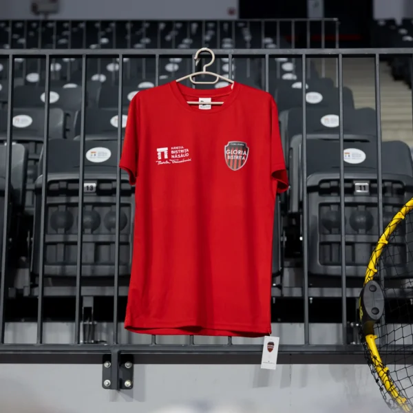 Tricou de antrenament Gloria Bistrița, croială de bărbați, sintetic, roșu — fața, cu stema clubului și sigla județului.
