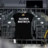 Tricou de antrenament Gloria Bistrița, croială de femei, bumbac, negru — spatele, cu „GLORIA BISTRIȚA" și tricolorul.