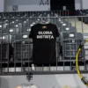 Tricou de antrenament Gloria Bistrița, croială de femei, sintetic, negru — spatele, cu „GLORIA BISTRIȚA" și tricolorul.
