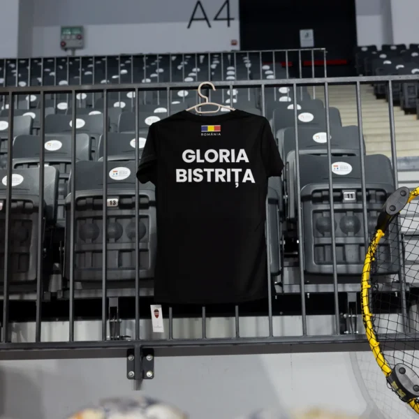 Tricou de antrenament Gloria Bistrița, croială de femei, sintetic, negru — spatele, cu „GLORIA BISTRIȚA" și tricolorul.
