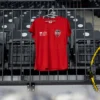 Tricou de antrenament Gloria Bistrița, croială de femei, sintetic, roșu — fața, cu stema clubului și sigla județului.