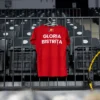 Tricou de antrenament Gloria Bistrița, croială de femei, sintetic, roșu — spatele, cu „GLORIA BISTRIȚA" și tricolorul.