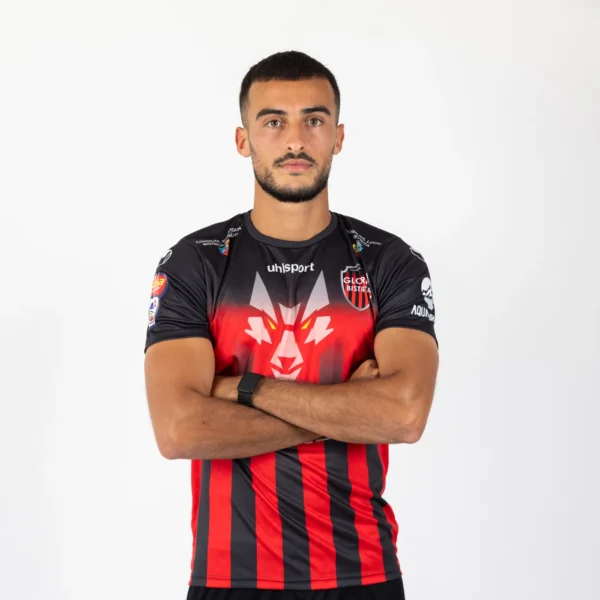 Tricoul de joc al echipei de fotbal Gloria Bistrița, roșu cu dungi negre, văzut din față — sigla uhlsport, lupul pe piept, stema clubului și sponsorul Superbet