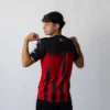 Spatele tricoului de fotbal roșu cu negru, curat, fără nume și fără număr