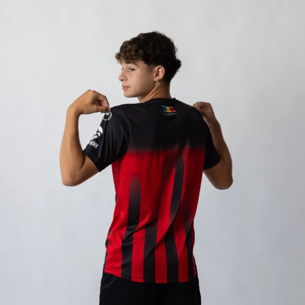 Spatele tricoului de fotbal roșu cu negru, curat, fără nume și fără număr