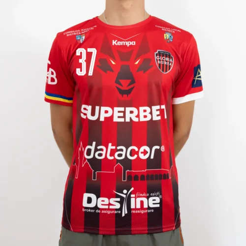 Tricou de joc handbal Gloria Bistrița, roșu cu dungi negre, văzut din față — sigla Kempa, stema clubului și sponsorii Superbet, datacor și Destine