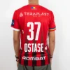 Tricou de joc handbal Gloria Bistrița – Roșu (spate) Spatele tricoului de joc handbal roșu, cu numărul și numele jucătoarei imprimate sub sigla Teraplast