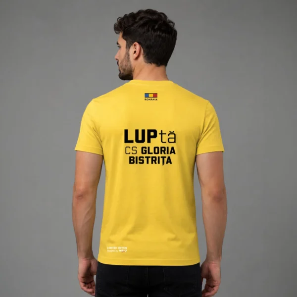 Tricou SuperLUPtă Gloria Bistrița, galben — spatele, cu „LUPtă · CS Gloria Bistrița" și steagul României.