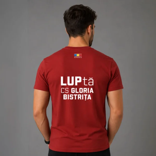 Tricou SuperLUPtă Gloria Bistrița, roșu — spatele, cu „LUPtă · CS Gloria Bistrița" și steagul României.