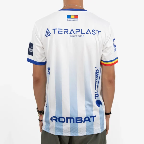 Tricou de suporter Gloria Bistrița – Alb (spate) Spatele tricoului de suporter alb, curat, cu sigla Teraplast sus și Rombat jos