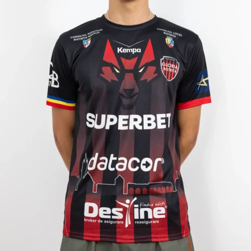 Tricou de suporter Gloria Bistrița, negru cu dungi roșii, văzut din față — sigla Kempa, stema clubului și sponsorii Superbet, datacor și Destine