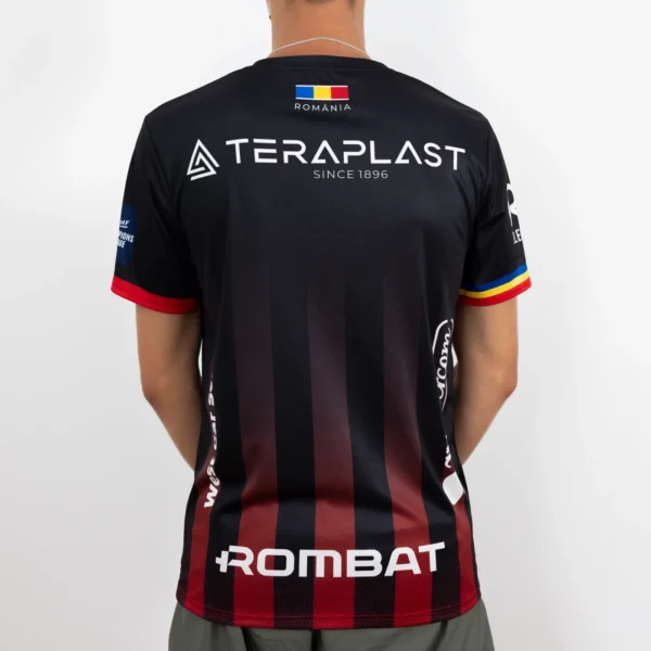 Tricou de suporter Gloria Bistrița – Negru (spate) Spatele tricoului de suporter negru, curat, cu sigla Teraplast sus și Rombat jos