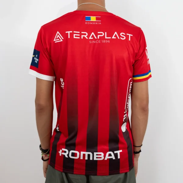 Tricou de suporter Gloria Bistrița – Roșu (spate) Spatele tricoului de suporter roșu, curat, cu sigla Teraplast sus și Rombat jos